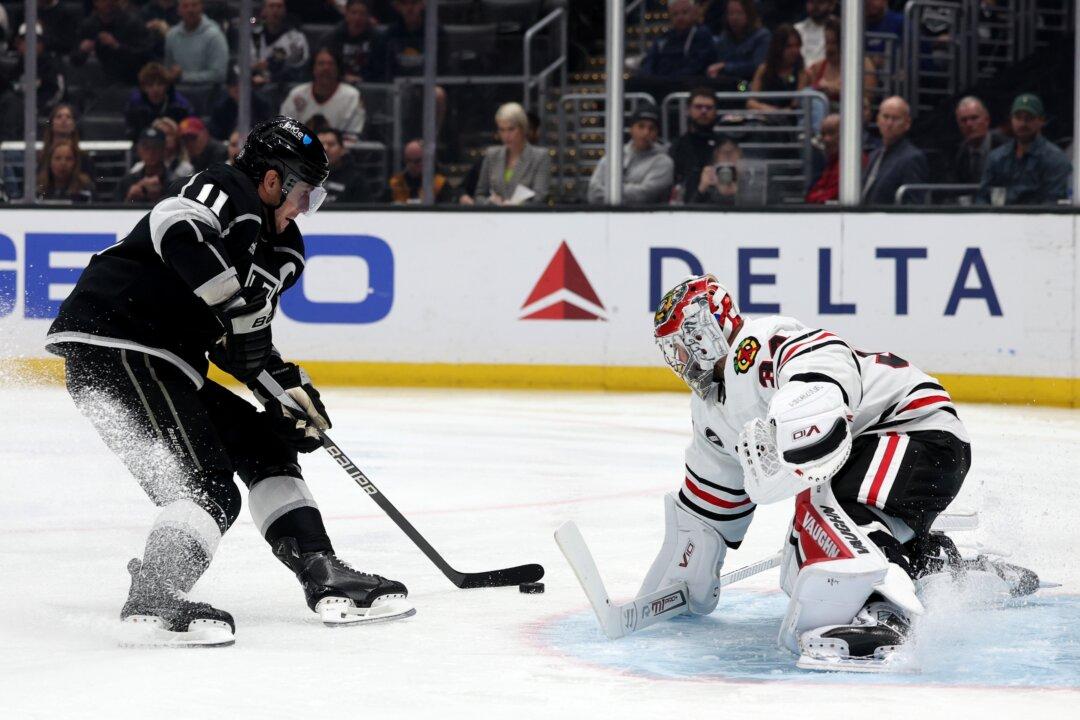 Kopitar Leads the Way With Three-Point Night as Kings Roll Past Blackhawks