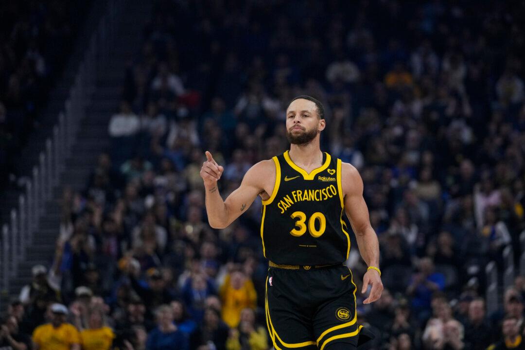 Curry Reaches Another 3-point Milestone as Warriors Roll Past Grizzlies
