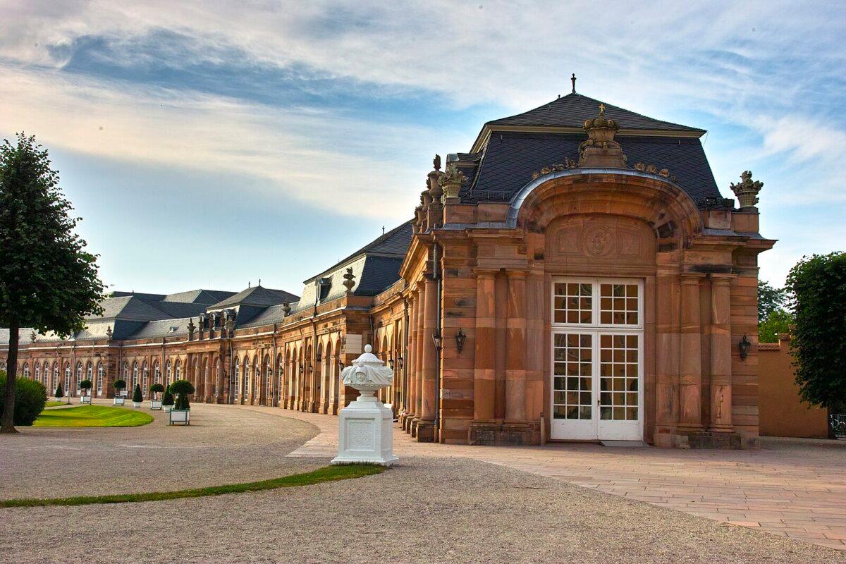 The northern Zirkel, a one-story wing of the main palace building, is located on one side of the palace. The curved design provides the perfect backdrop to the formal gardens and hosts a Rococo court theater. (<a href="https://commons.wikimedia.org/wiki/File:Schwetzingen-n%C3%B6rdlicherZirkelbau.jpg" target="_blank" rel="nofollow noopener">ArishG/CC BY-SA 3.0</a>)