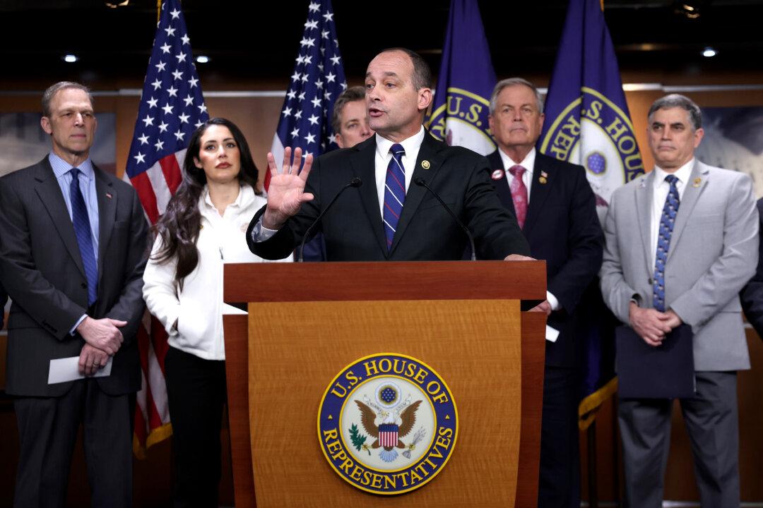 House Freedom Caucus Warns Johnson Against Attaching Ukraine to Israel Funding