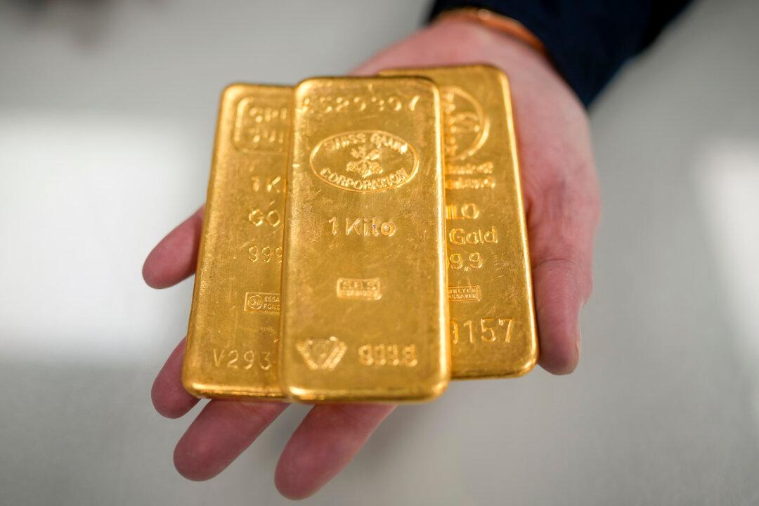 Experts see Gold’s Ascension as a Reflection of Economic Concerns and Hedging Strategies