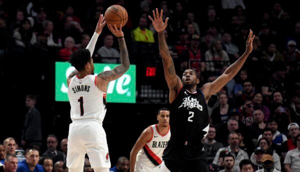 Portland Trail Blazers guard Anfernee Simons (L) hits a shot over Los Angeles Clippers forward Kawhi Leonard (R) during the first half of an NBA basketball game in Portland on March 22, 2024. (Steve Dykes/AP Photo)