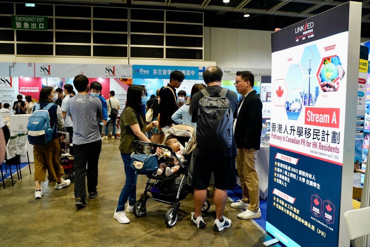 An “International Immigration and Property Expo,” held from March 23 to 24 at the Wan Chai Convention and Exhibition Centre, was well attended. Many parents came with their children, and almost all of the seminars and talks on site were fully participated in. (Kiri Choy/The Epoch Times)