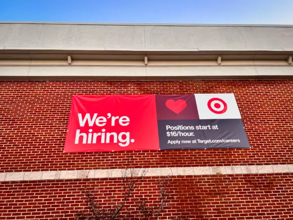 US Labor Market Steadies as Jobless Claims Fall Again