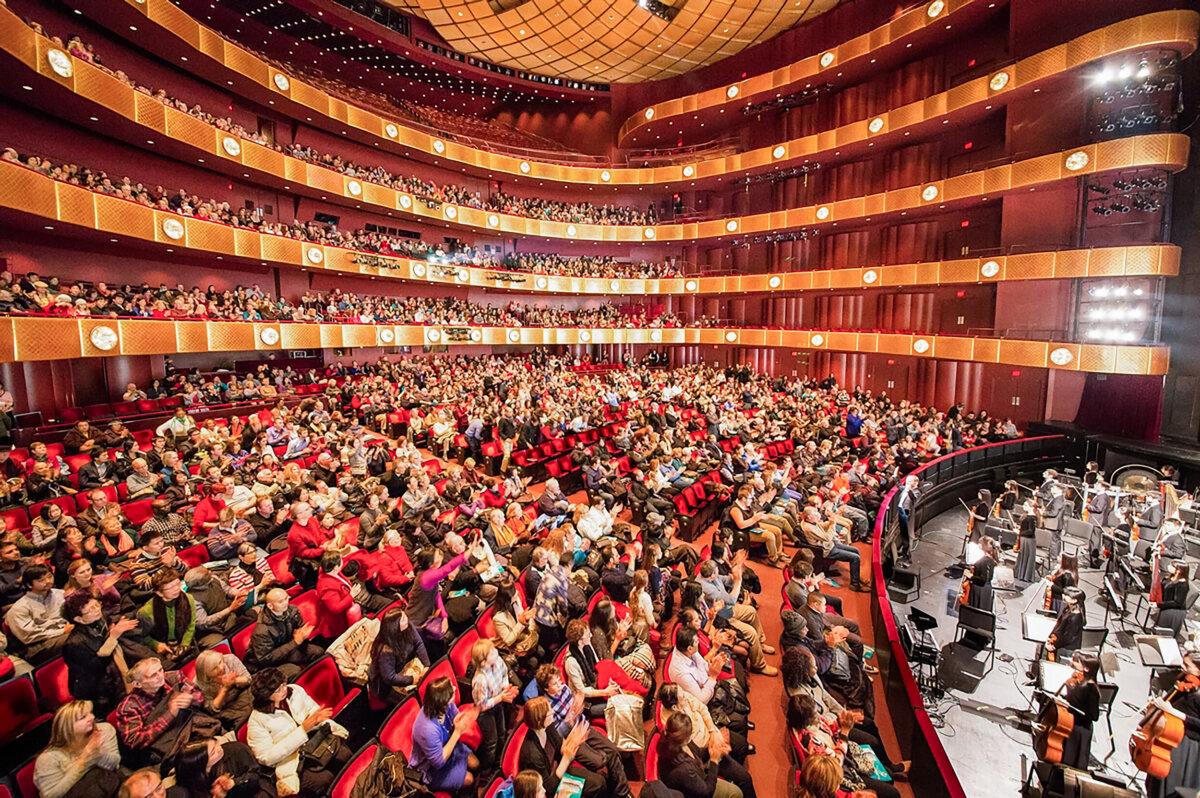 The curtain call for Shen Yun Performing Arts at the David H. Koch Theater at Lincoln Center in New York on Jan 11, 2015. (Larry Dai/Epoch Times)