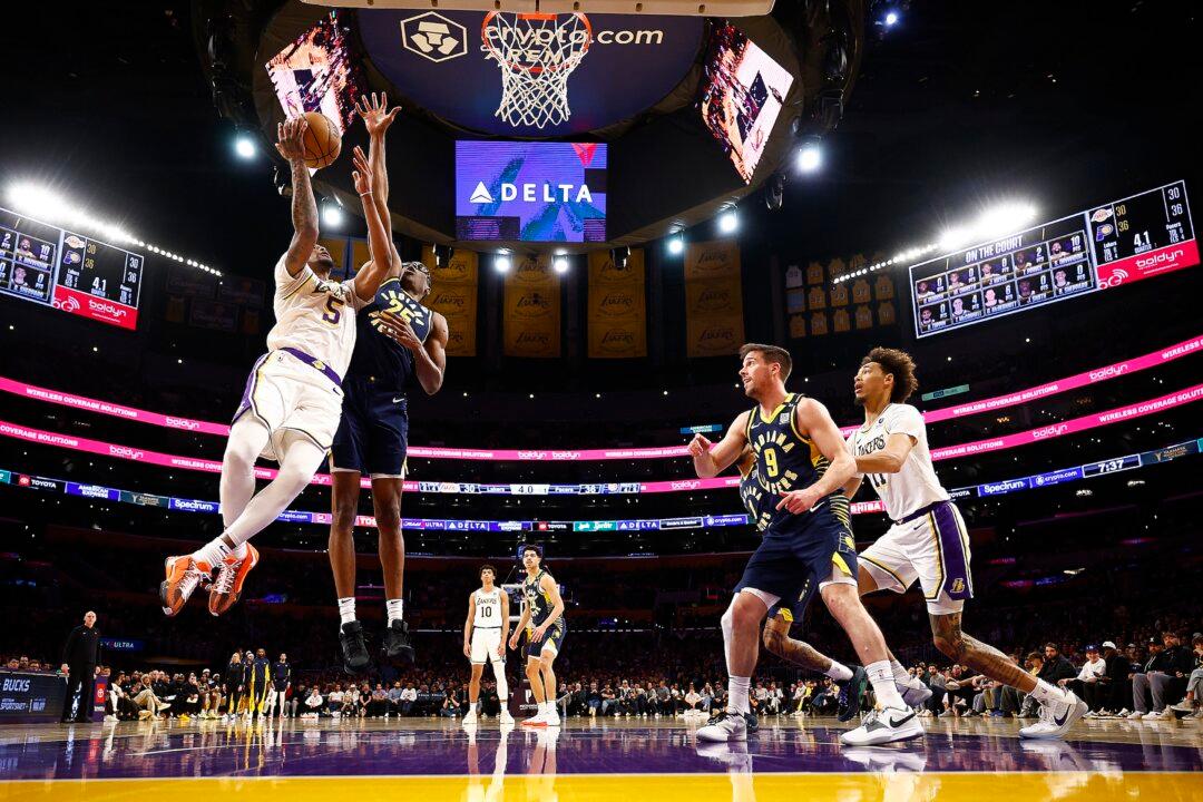 Davis’ 36 Points Lead High-Scoring Lakers to Win Over Pacers