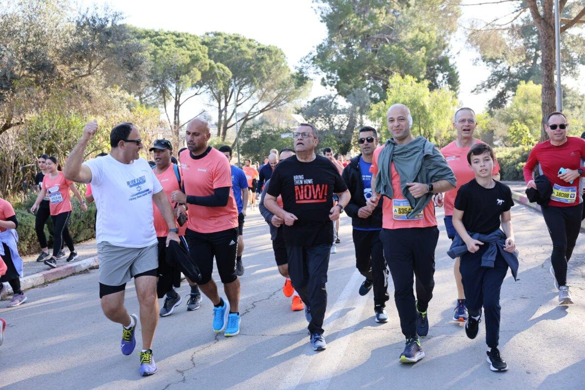 Jerusalem Mayor Moshe Lion (sixth R) runs at the Jerusalem Marathon on March 8, 2024. (Alternativa 1)