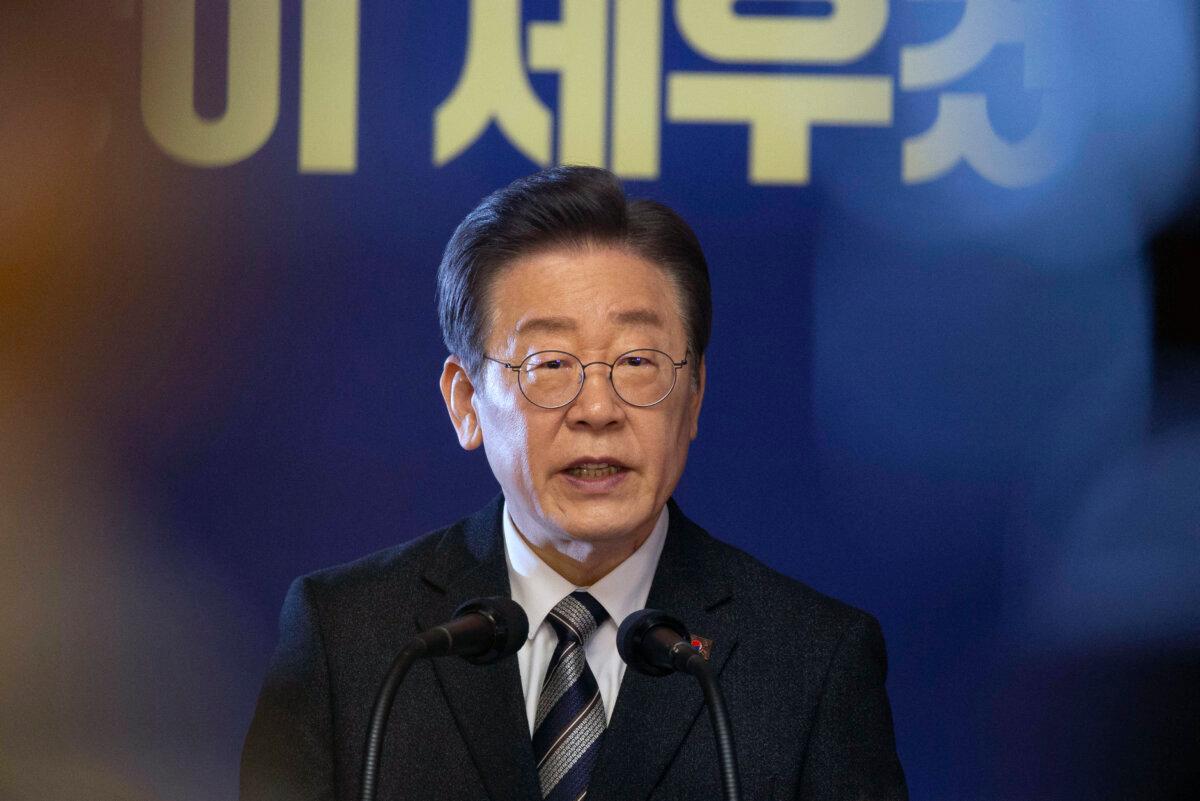 Lee Jae-myung, chef du Parti démocrate, principal parti d'opposition, s'exprime lors d'une conférence de presse à l'Assemblée nationale à Séoul, le 31 janvier 2024. (Jeon Heon-kyun/Pool/AFP via Getty Images)
