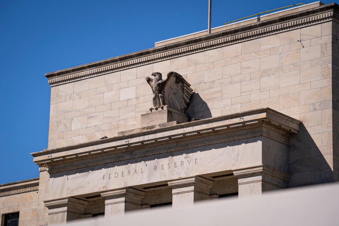 Economic Outlook Dims for US Firms, Federal Reserve Survey Reveals