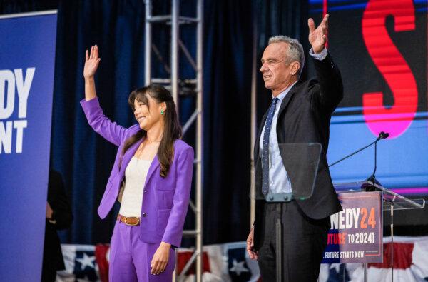 2024 presidential contender Robert F. Kennedy Jr. speaks with his vice presidential pick Nicole Shanahan in Oakland, Calif., on March 26, 2024. (John Fredricks/The Epoch Times)