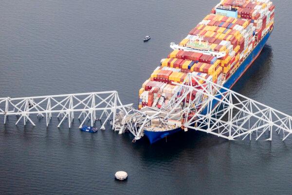 El carguero Dali se encuentra en el agua después de chocar contra el puente Francis Scott Key en Baltimore, Maryland, el 26 de marzo de 2024 (Tasos Katopodis/Getty Images)