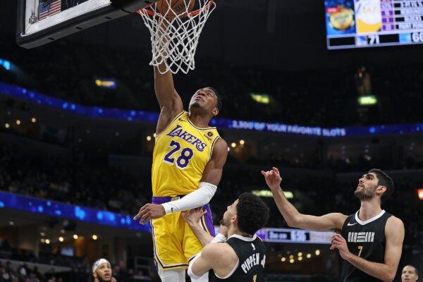 Rui Hachimura (28) of the Los Angeles Lakers goes to the basket during the first half against the Memphis Grizzlies in Memphis on March 27, 2024.(Justin Ford/Getty Images)