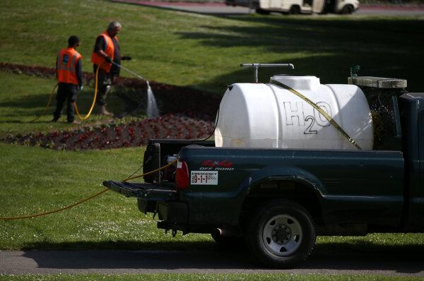 San Francisco Recreation and Park workers use recycled water to water plants at Golden Gate Park in San Francisco on May 6, 2015. (Justin Sullivan/Getty Images)