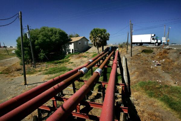 Water pump pipes are seen at the Little Connection of the San Joaquin River in the Sacramento-San Joaquin River Delta near Stockton, Calif., on Sept. 28, 2005. (David McNew/Getty Images)