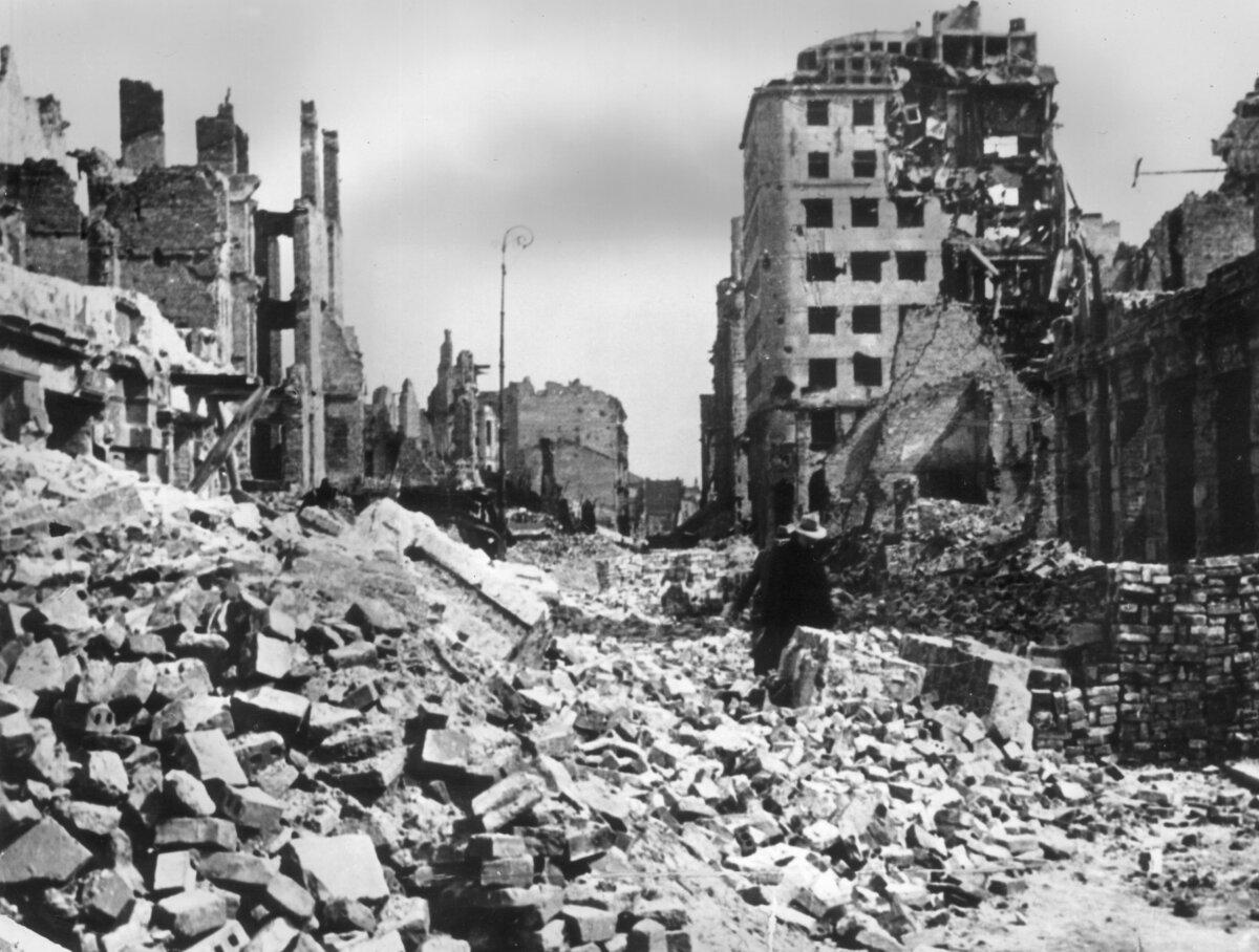September 1939: A view of rubble and ruined buildings covering the streets after the German bombing of Warsaw, Poland. ( Hulton Archive/Getty Images)