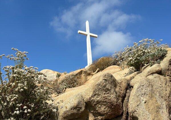 A cross stands at the top of Mount Rubidoux in Riverside, Calif., on June 25, 2023. (Sarah Le/The Epoch Times)