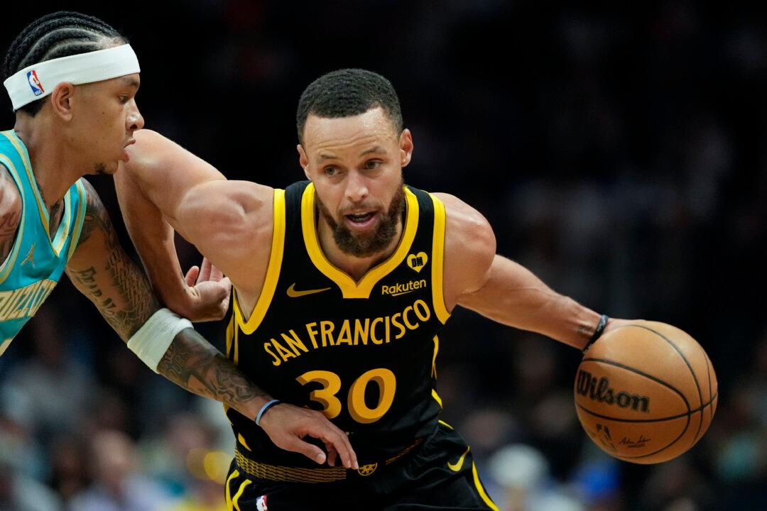 Stephen Curry Returns Home, Scores 23 Points to Lead Warriors Past Hornets 115–97