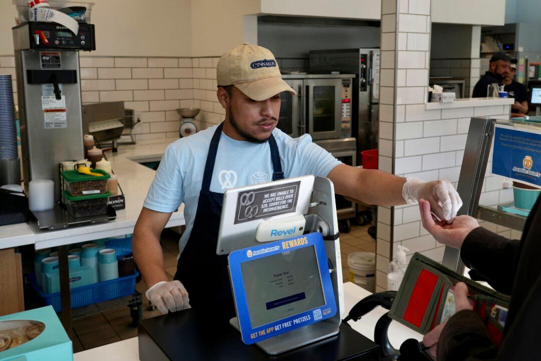 New $20 Minimum Wage for Fast Food Workers in California Set to Start Monday