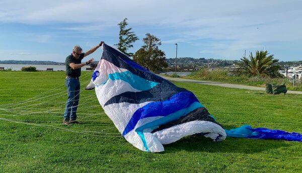 Tony Jetland, “The Kiteman of Martinez,” prepares to fly his large manta ray kite in Martinez, Calif., on March 21, 2024. (Helen Billings/The Epoch Times)