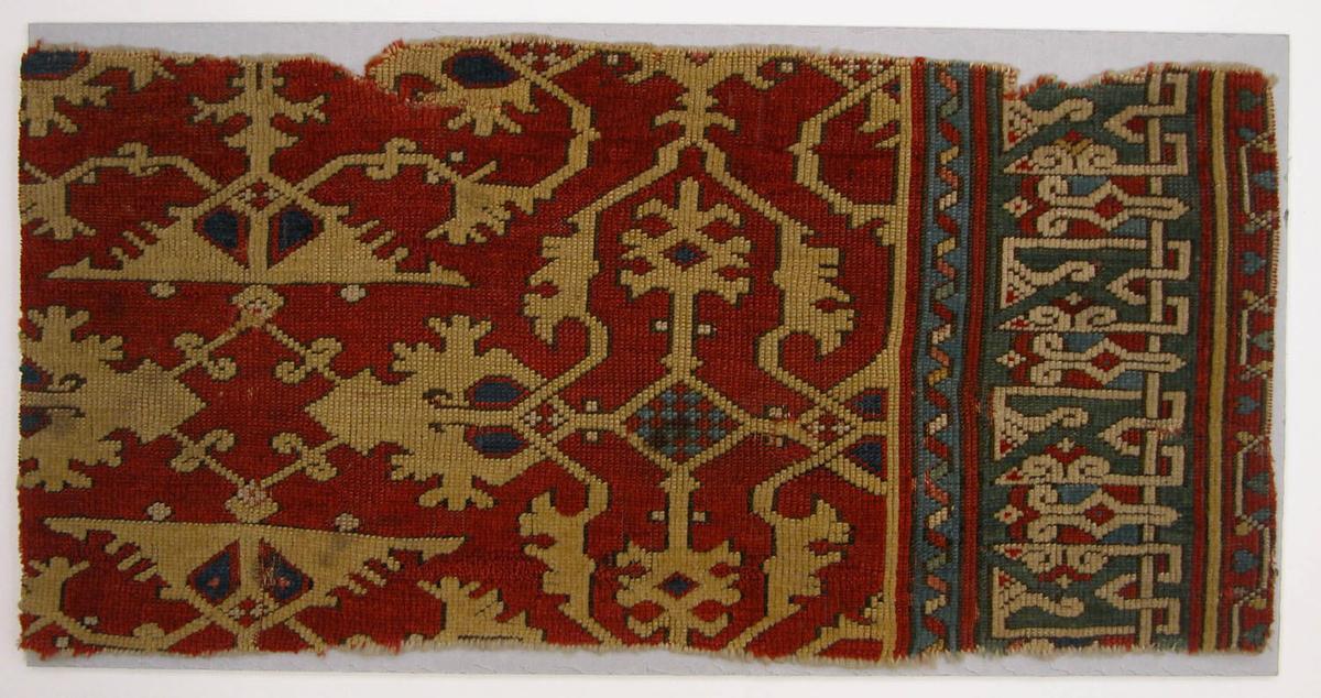 A 'Lotto' carpet fragment with a closeup of it's kufic design, 15th–early 16th century, possibly from Turkey. The Metropolitan Museum of Art, New York City. (Public Domain)