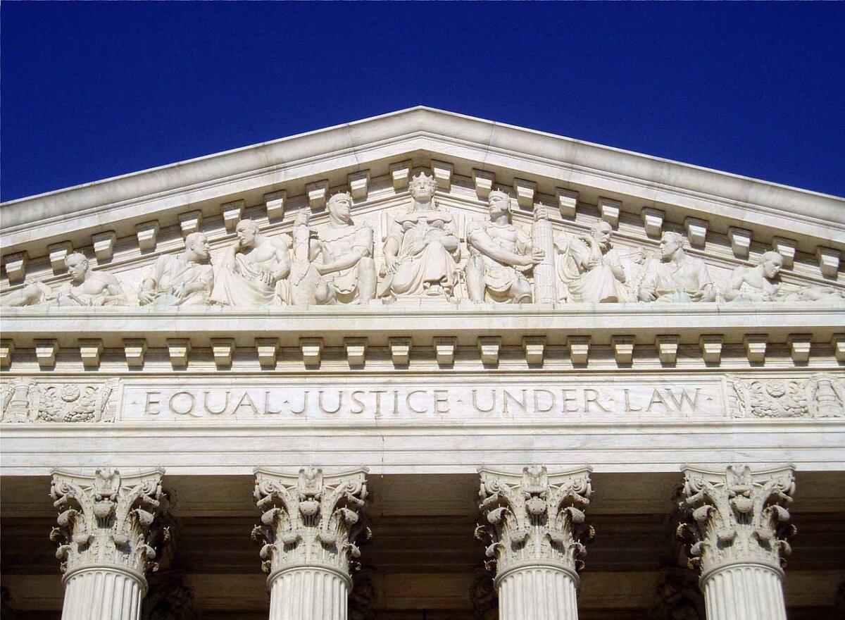 Architects and artists made sure that every element of the U.S. Supreme Court reminds those who enter of righteous justice. An inscription on the west façade reads, “Equal justice under law.” (<a href="https://commons.wikimedia.org/wiki/File:CourtEqualJustice.JPG">Matt H. Wade/CC BY-SA 3.0 DEED</a>)