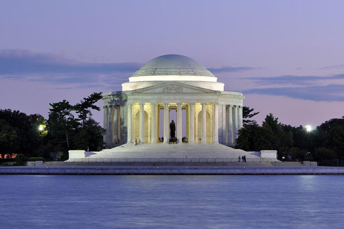 Theodore Roosevelt fought to get the Jefferson Memorial built in a classical design. (<a href="https://en.wikipedia.org/wiki/File:Jefferson_Memorial_At_Dusk_1.jpg">Joe Ravi/CC BY-SA 3.0</a>)
