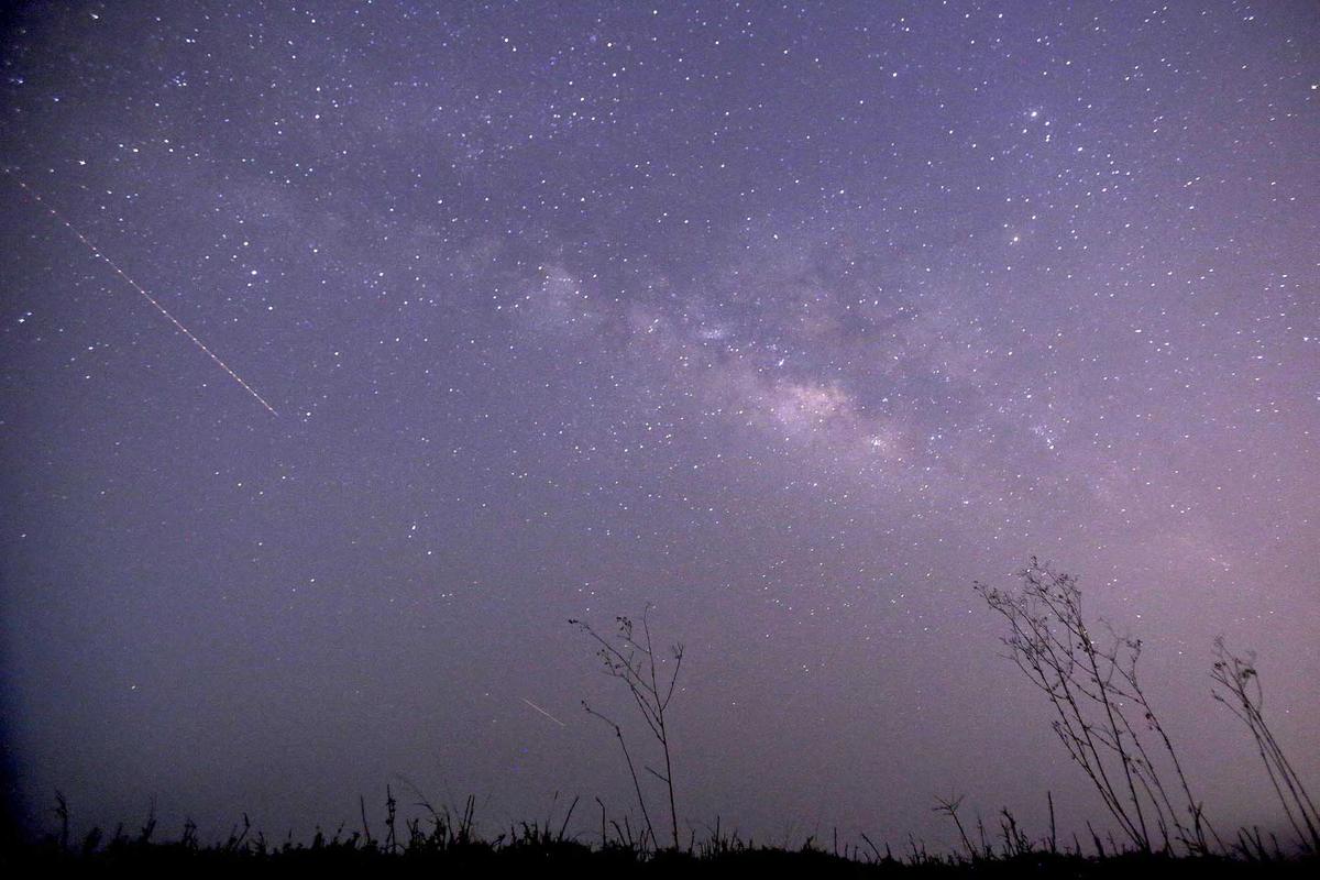 Lyrid meteors in Yangon, Myanmar. (Ye Aung Thu/Shutterstock)