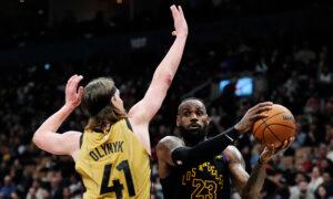 James, Davis Get Late Breathers as Lakers Cruise Past Skidding Raptors