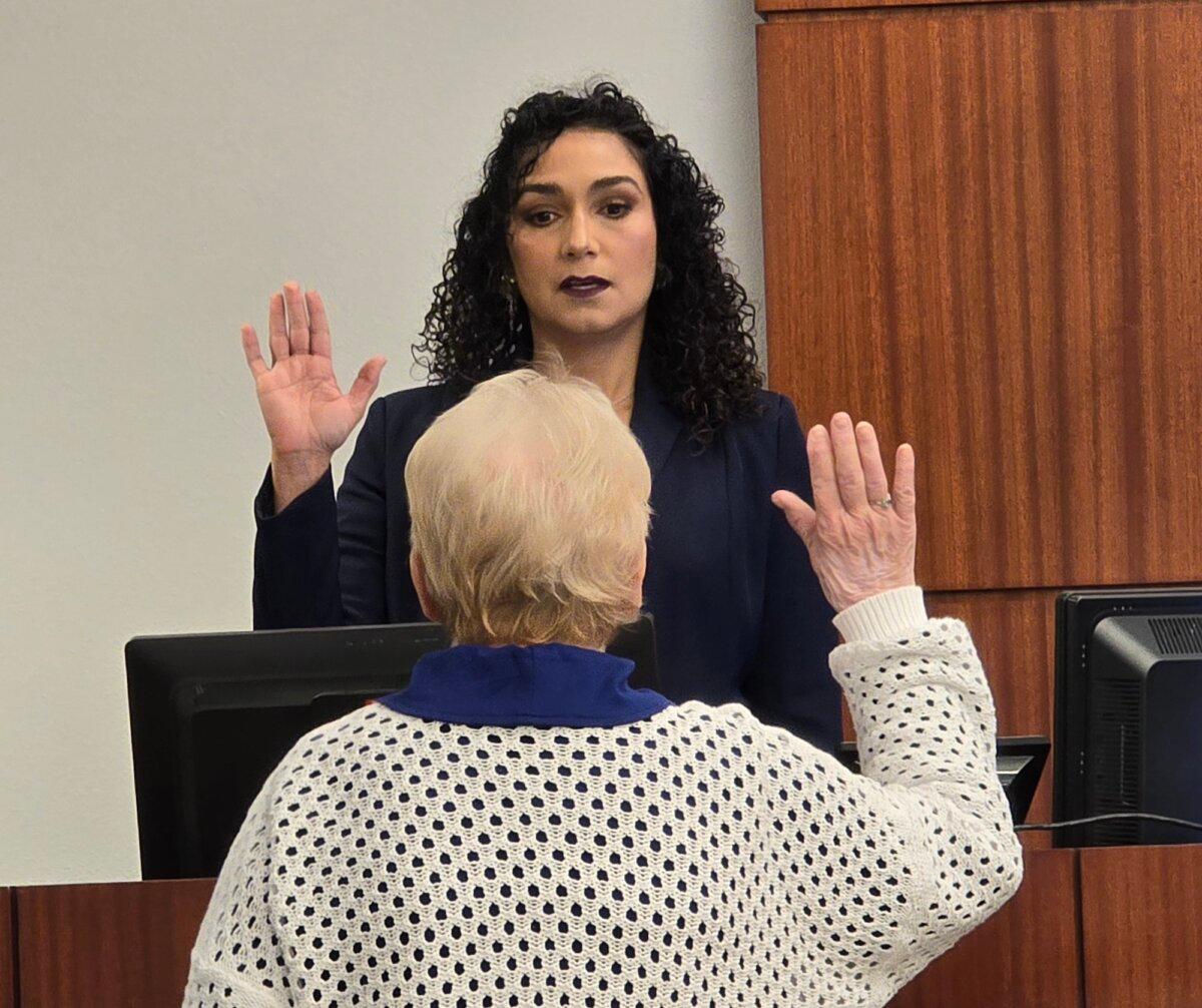 Wanda Kelly (C), wife of accused murder suspect George Alan Kelly, takes the oath before giving testimony in a superior court in Nogales, Ariz., on April 3, 2024. (Allan Stein/The Epoch Times)