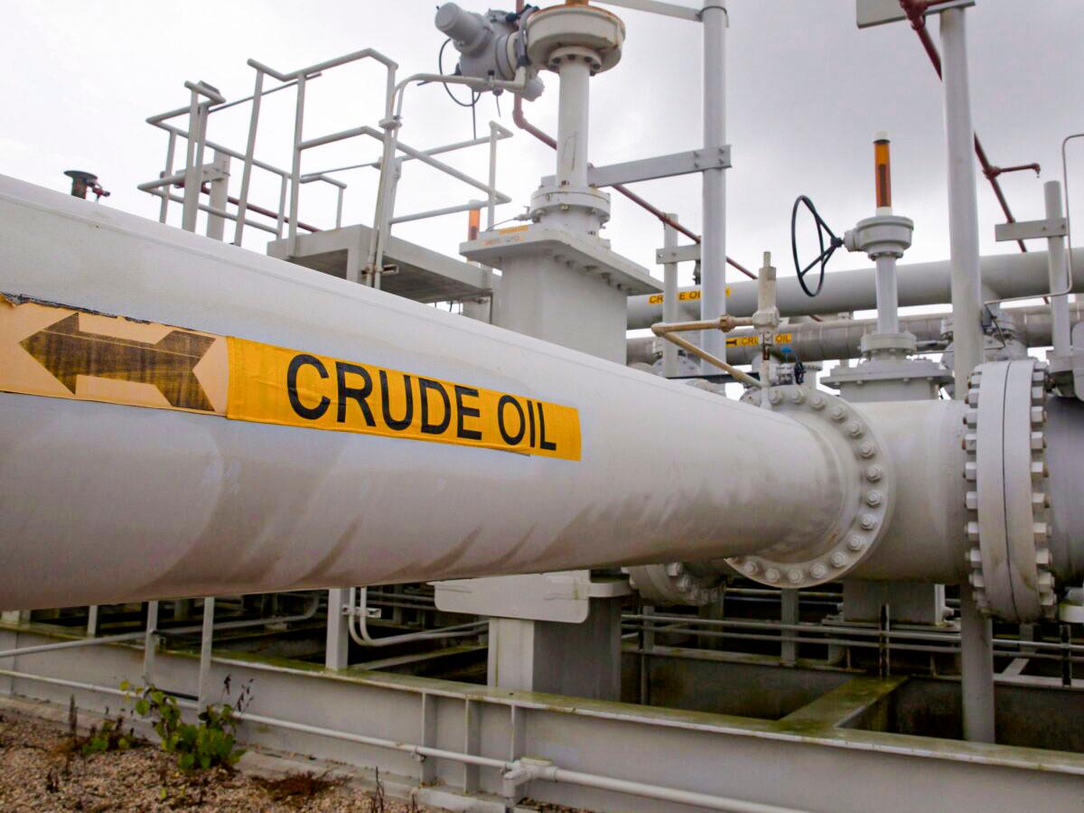 Markets Rally After US, China Announce 90-day Tariff Reductions | USNN World News A maze of crude oil pipes and valves during a tour by the Department of Energy at the Strategic Petroleum Reserve in Freeport, Texas, on June 9, 2016. (Richard Carson/Reuters)