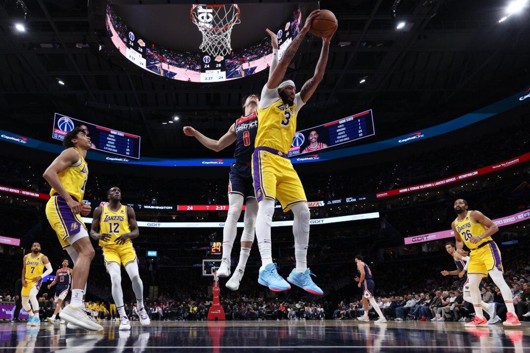 Surging Lakers Stay Hot, Cap Six-Game Trip With Win in Washington