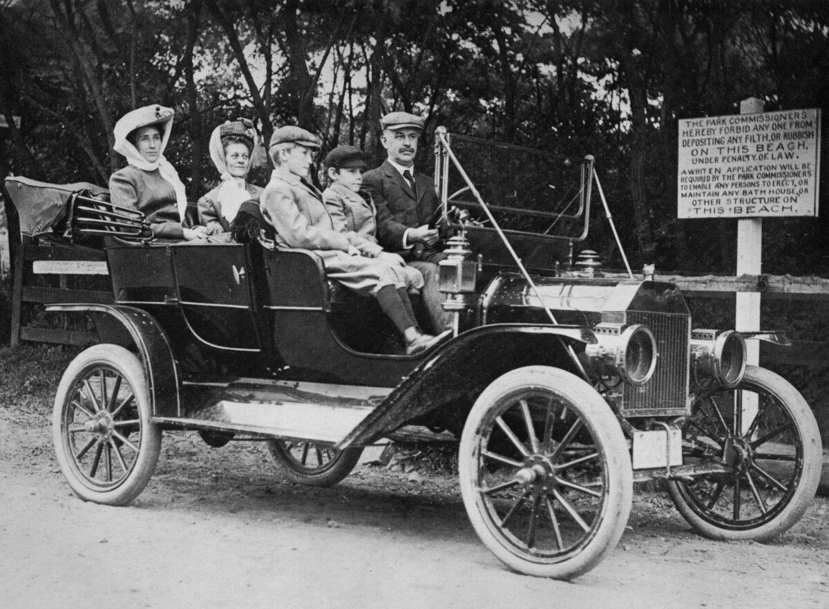 Family driving in a Ford Model T on a rural road, circa 1915. (Hulton Archive/Getty Images)