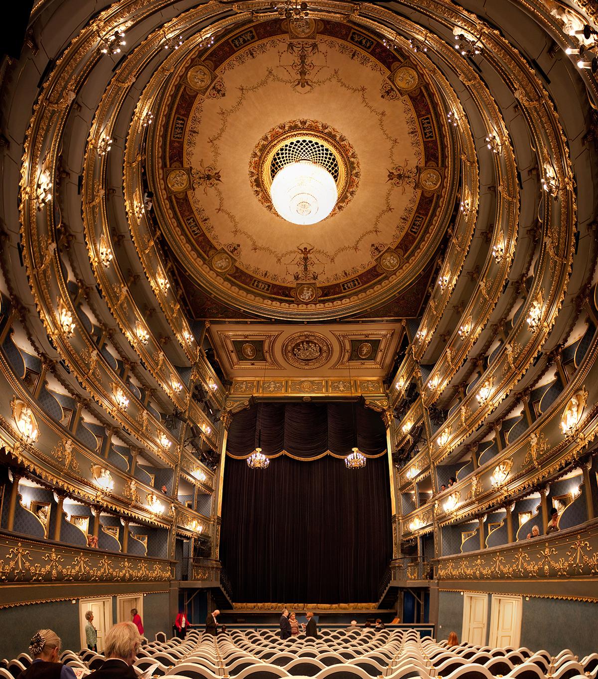 Inside the Estates Theatre, with its neoclassical features. (CC BY 3.0 DEED)