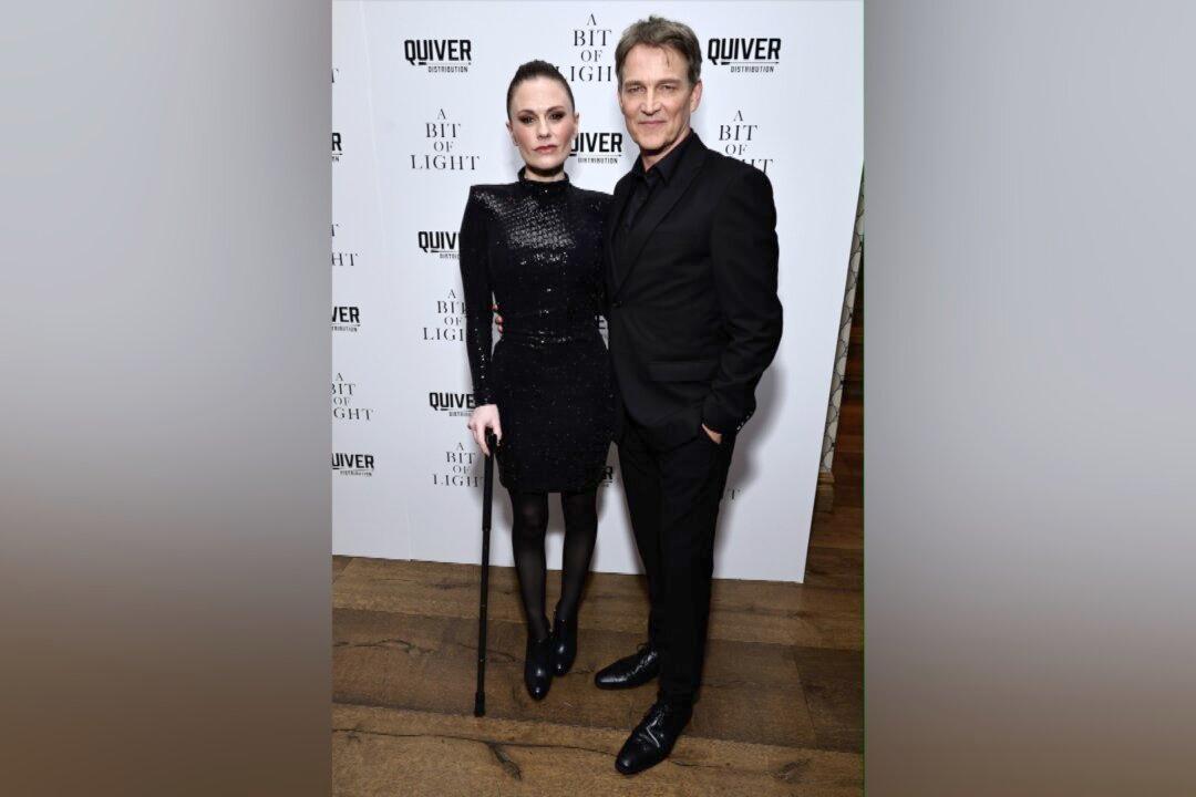 Actress Anna Paquin Uses Cane at Film Premiere, Cites Undisclosed Illness