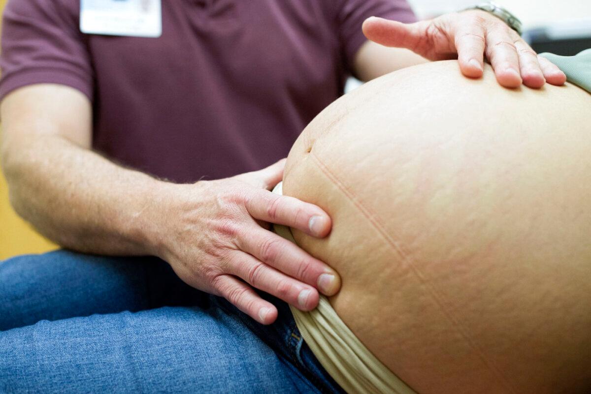 A doctor examines a pregnant woman at a health center in Denver on March 15, 2017. (Jason Connolly/AFP via Getty Images)