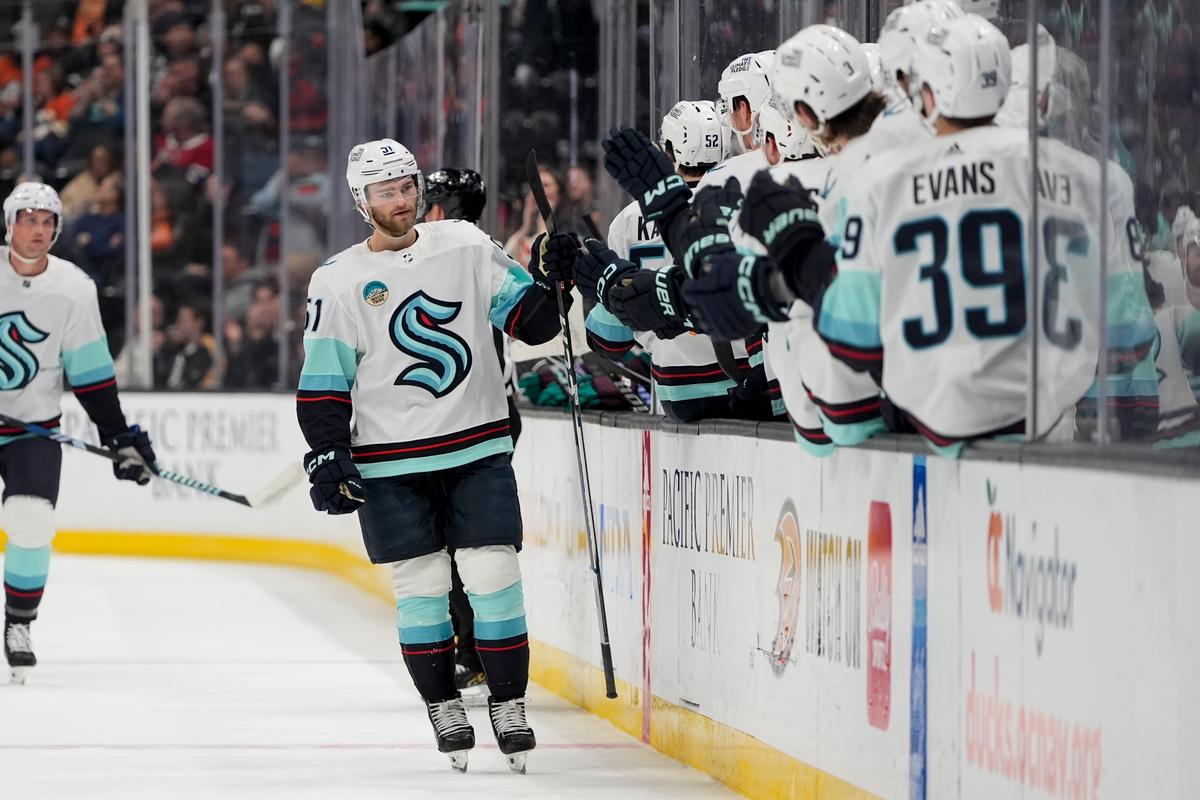 Shane Wright Has First 2-goal Game in NHL as Kraken Beat Ducks 3–1 to Sweep Season Series