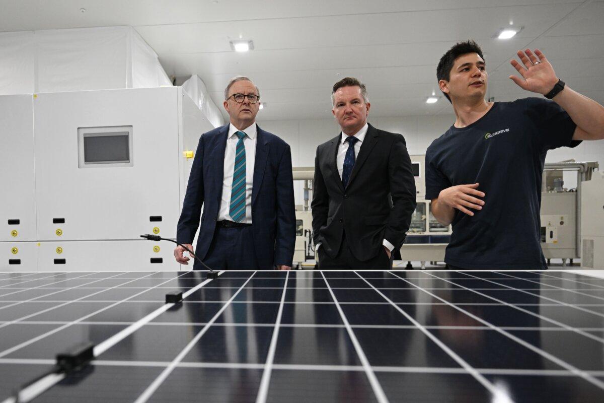Australian Prime MInister Anthony Albanese (left) and Minister for Climate Change and Energy, Chris Bowen (centre) with founder and CEO Vince Allen (right) during a visit to Sundrive in Sydney, Australia on Nov. 1, 2023. (AAP Image/Dean Lewins)