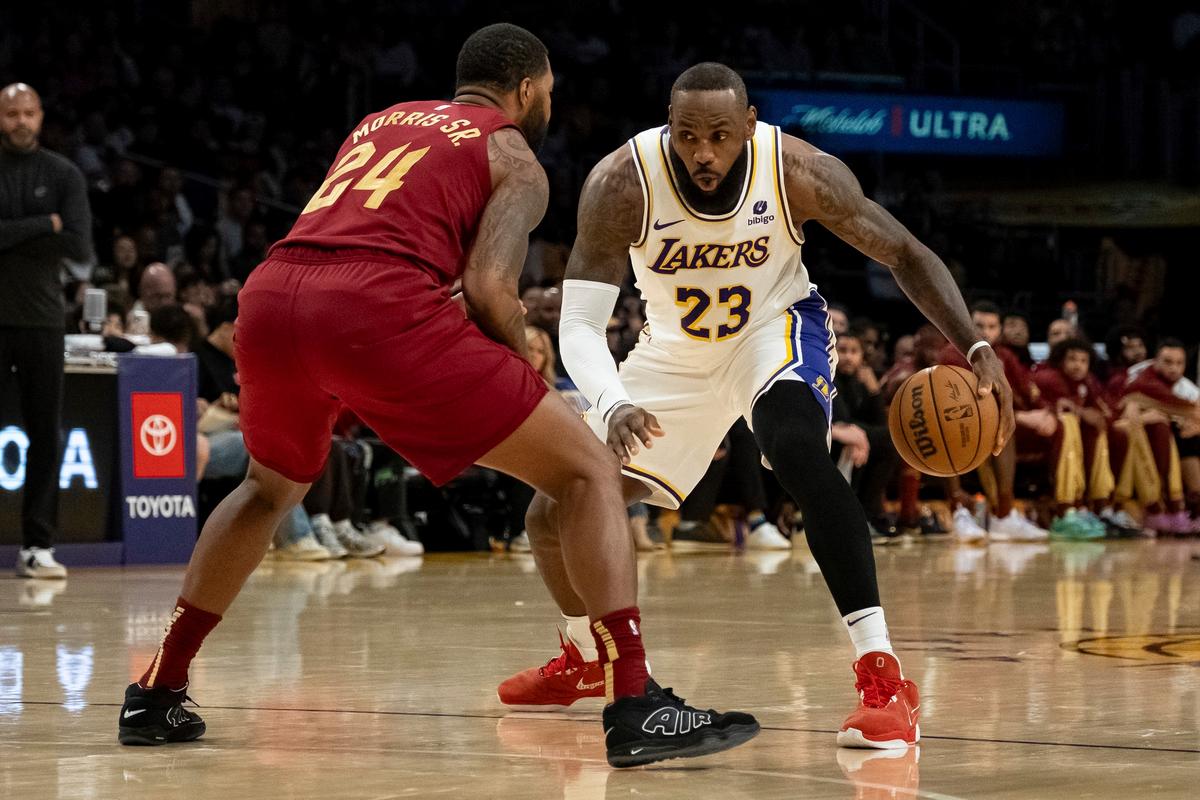 Russell, James Lead Lakers Over Cavaliers to Move Into 8th Place