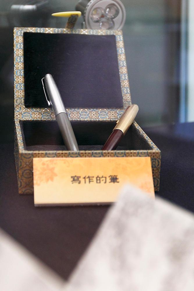 The pen set that Mr Yu used for his literary creation is on display at the Sun Yat-sen University in Kaohsiung. (Li Yaoyu/The Epoch Times)