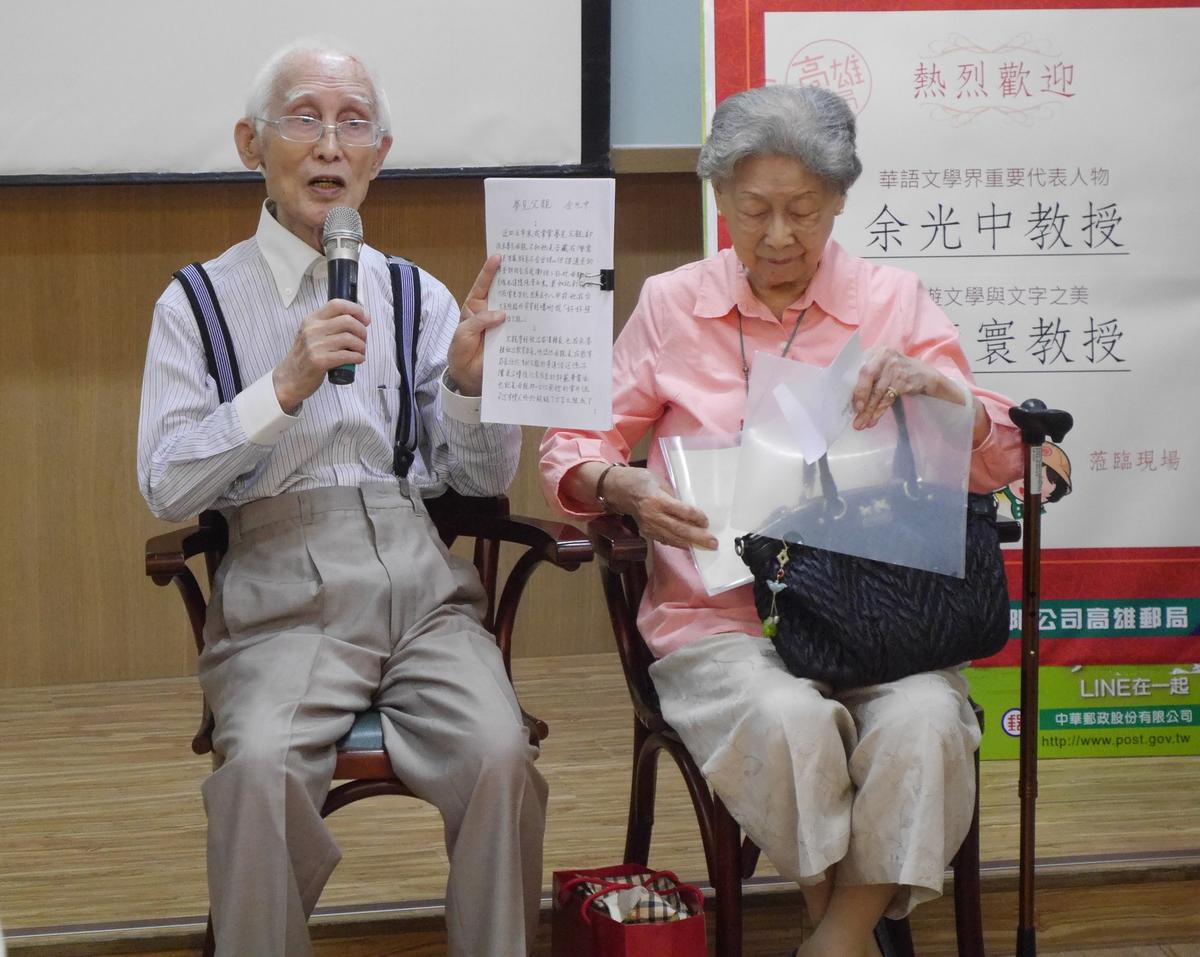 On April 15, 2017, Mr. Yu (L) served as the spokesperson for the “Fountain Pen Master Seminar and Writing Competition” organized by the Kaohsiung Post Office in Taiwan. On the right is Fan Wo-tsun, his wife. File picture. (Fang Jinyuan/The Epoch Times)