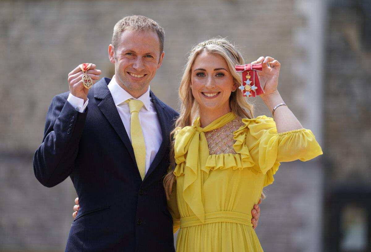 Dame Laura Kenny poses after she received her Dame Commander medal and Sir Jason Kenny poses after he received his Knight Bachelor medal awarded by the Duke of Cambridge during an investiture ceremony at Windsor Castle in England on May 17, 2022. (Kirsty O'Connor-Pool/Getty Images)
