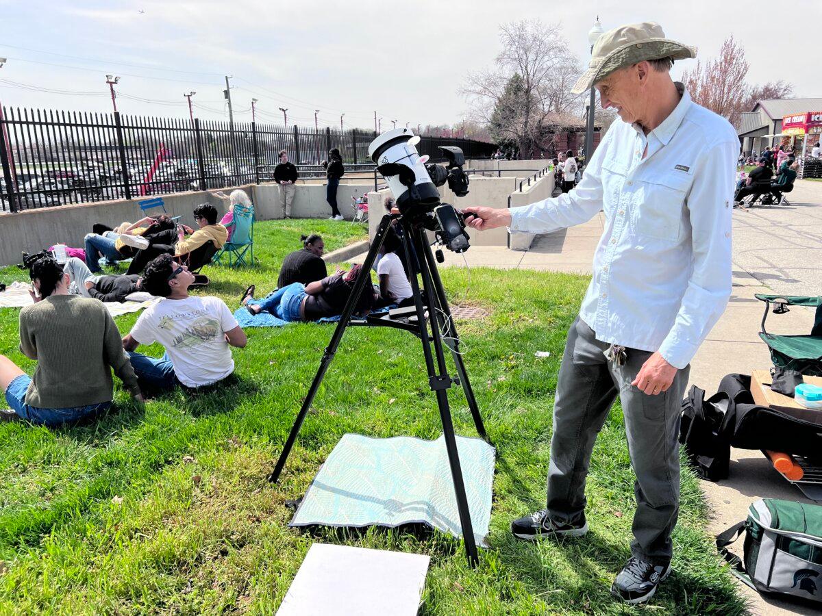 Dave Robbins, 72, of Ypsilanti, Mich., prepares to photograph the solar eclipse in Indianapolis, Ind., on Apr. 8, 2024. (Lawrence Wilson/The Epoch Times)