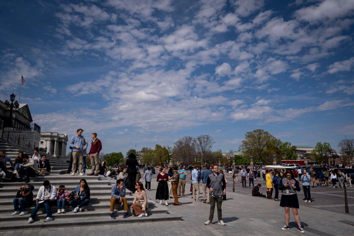 La gente observa el eclipse solar en Washington el 8 de abril de 2024. (Madalina Vasiliu/The Epoch Times)