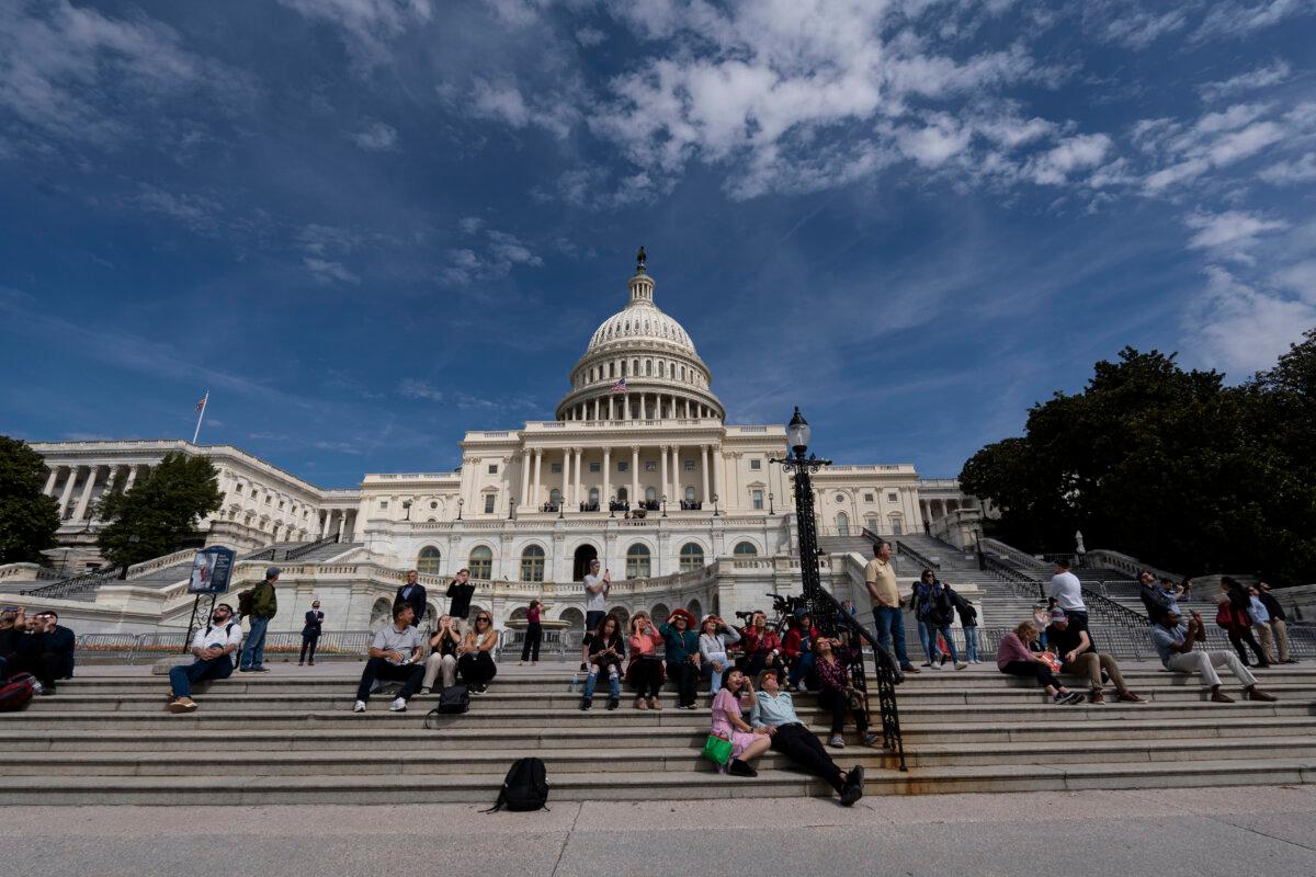 El edificio del Capitolio de Estados Unidos durante el eclipse solar en Washington el 8 de abril de 2024. (Madalina Vasiliu/La Gran Época)