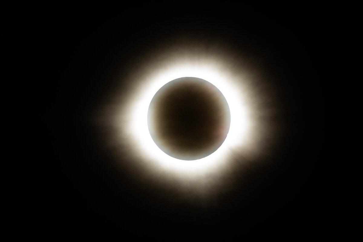 El sol desaparece detrás de la luna durante el Gran Eclipse de América del Norte en Mazatlán, México, el 8 de abril de 2024. (Hector Vivas/Getty Images)