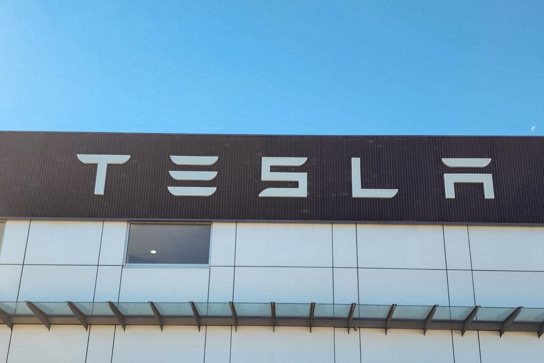 Tesla Settles Fatal ‘Autopilot’ Crash Lawsuit, Details Being Kept Under Wraps