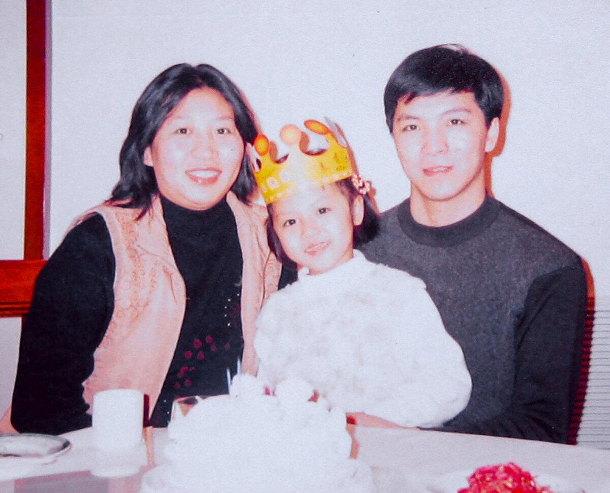 Han Guangzi with her parents in 2007. (Courtesy of Han Guangzi)