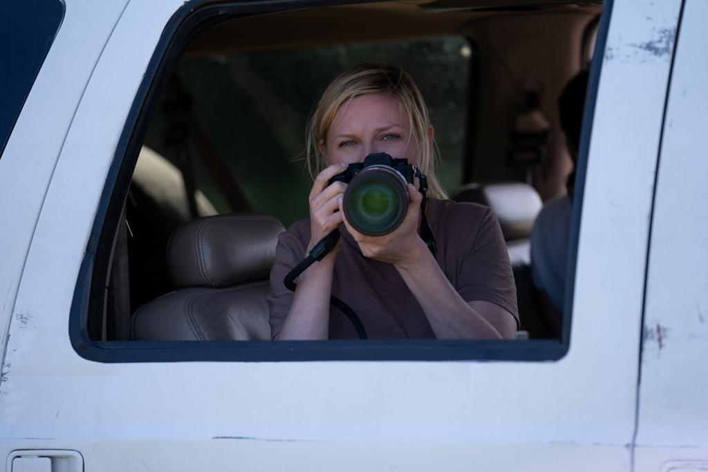 Photojournalist Lee Smith (Kirsten Dunst) covers a conflict, in “Civil War.” (Murray Close)