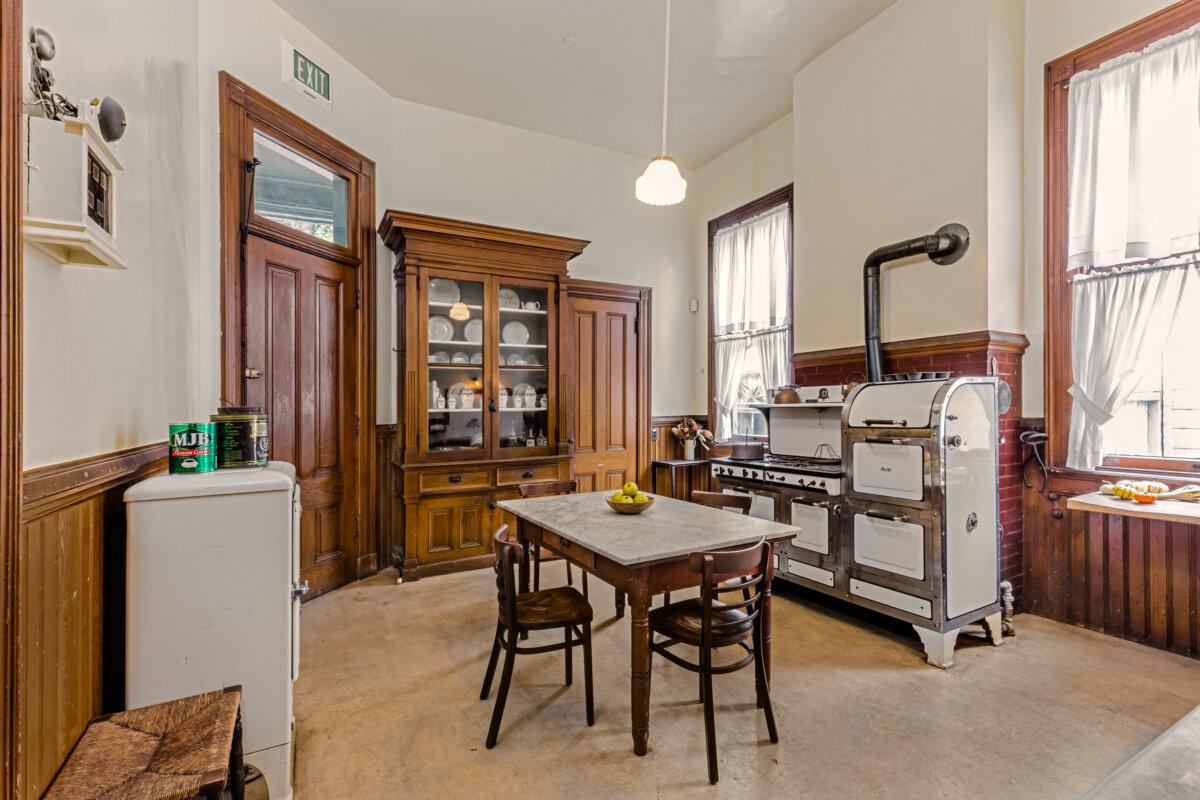 The home was retrofitted and repaired as close as possible to the original after the San Francisco earthquake in 1906. The original “ice box” (L) is now used for storage. The stove is typical of the time for the wealthy. Dinnerware is visible inside a built-in redwood hutch. (Courtesy of Barry Schwartz Photography)