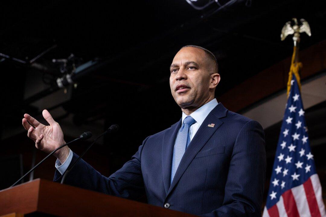 Jeffries Says Democrats Won’t Partner With Speaker Johnson to Overcome FISA Impasse
